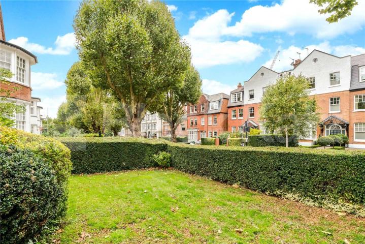 Stunning spacious three bed 2 bath within a period house minutes to Heath  Heath Drive, Hampstead