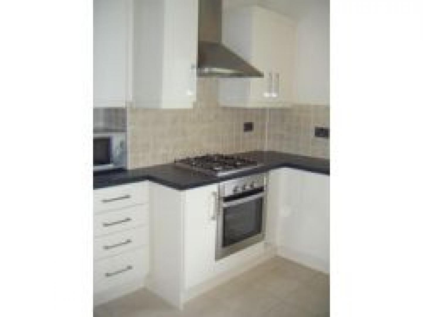 			MOMENTS TO HAMPSTEAD HEATH, 3 Bedroom, 1 bath, 1 reception Flat			 South End Close, HAMPSTEAD HEATH