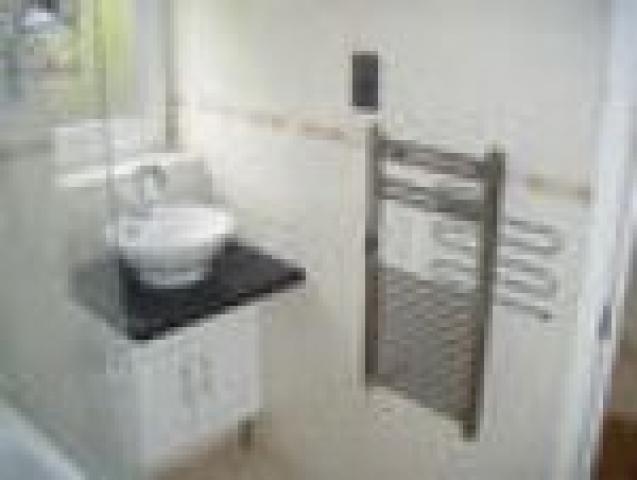 			MOMENTS TO HAMPSTEAD HEATH, 3 Bedroom, 1 bath, 1 reception Flat			 South End Close, HAMPSTEAD HEATH