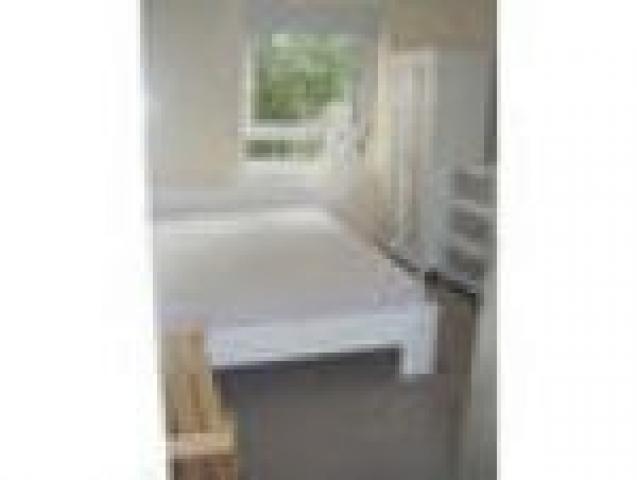 			MOMENTS TO HAMPSTEAD HEATH, 3 Bedroom, 1 bath, 1 reception Flat			 South End Close, HAMPSTEAD HEATH