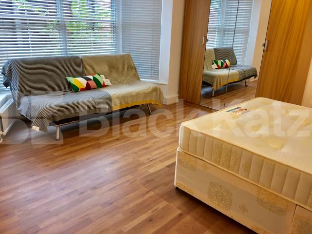 			NEW INSTRUCTION , 5 Bedroom, 1 bath, 1 reception Detached House			 Heathfield Road, Wandsworth/Earlsfield 