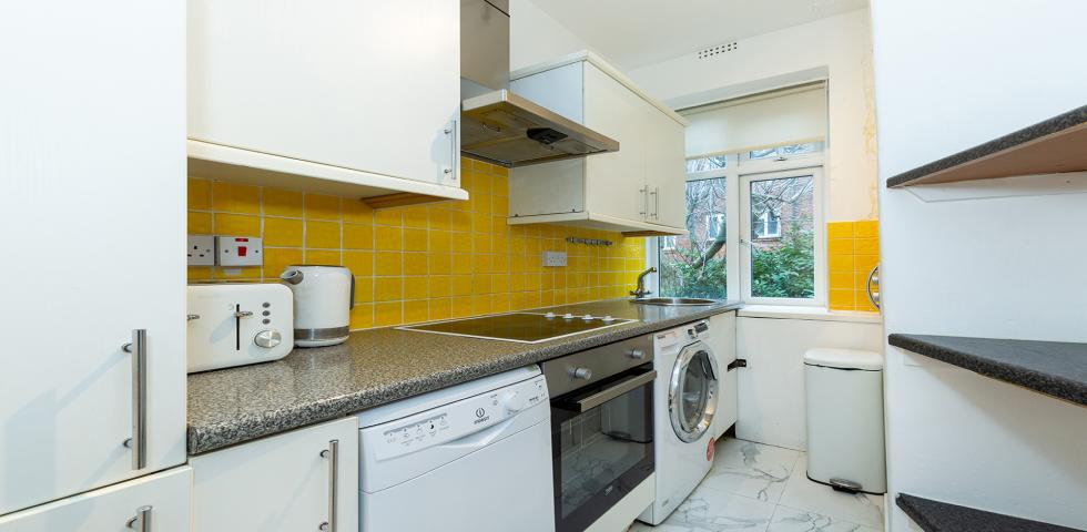 			2 Bedroom, 1 bath, 1 reception Apartment			 Belsize Grove, BELSIZE PARK