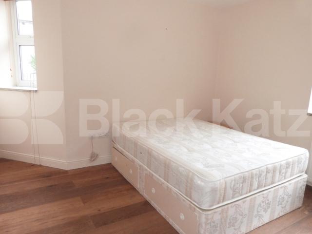 			2 Bedroom, 1 bath, 1 reception Flat			 High Street, Hornsey
