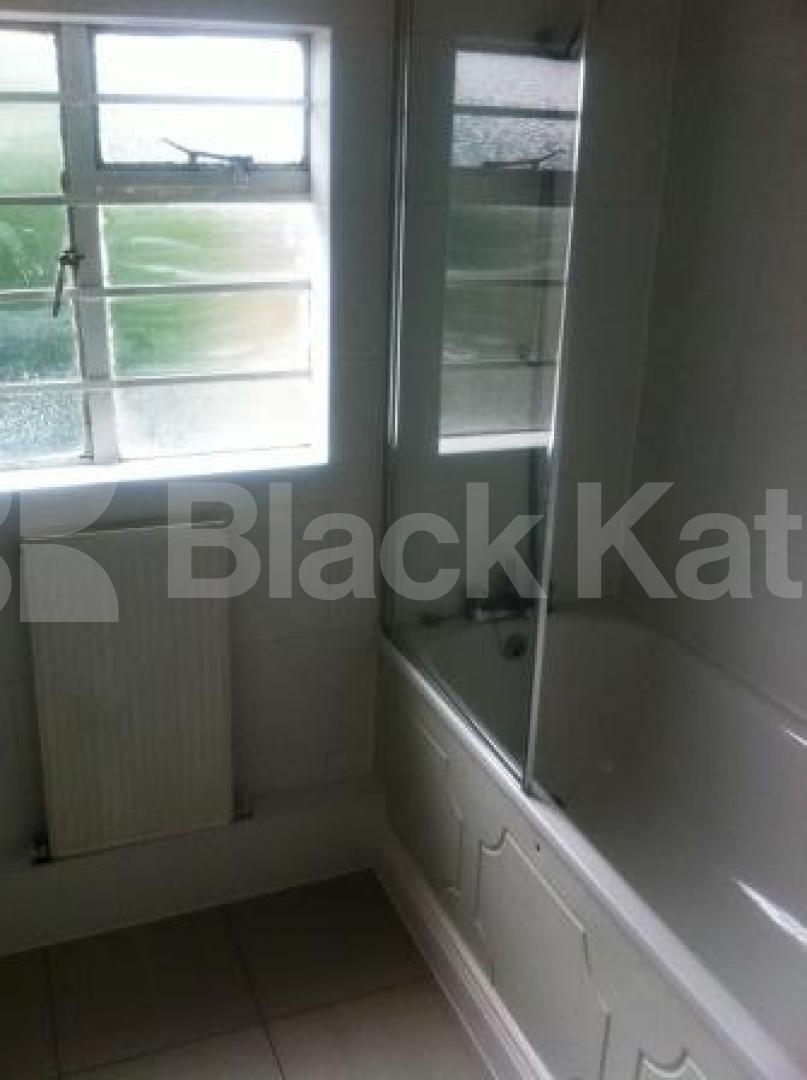 			3/4 Bedroom Flat!, 4 Bedroom, 1 bath, 1 reception Maisonette			 High Road, Wood Green