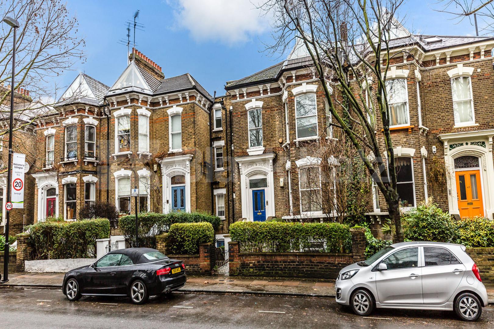 Spacious three double bedroom property set in a period conversion Hillmarton Road, Islington