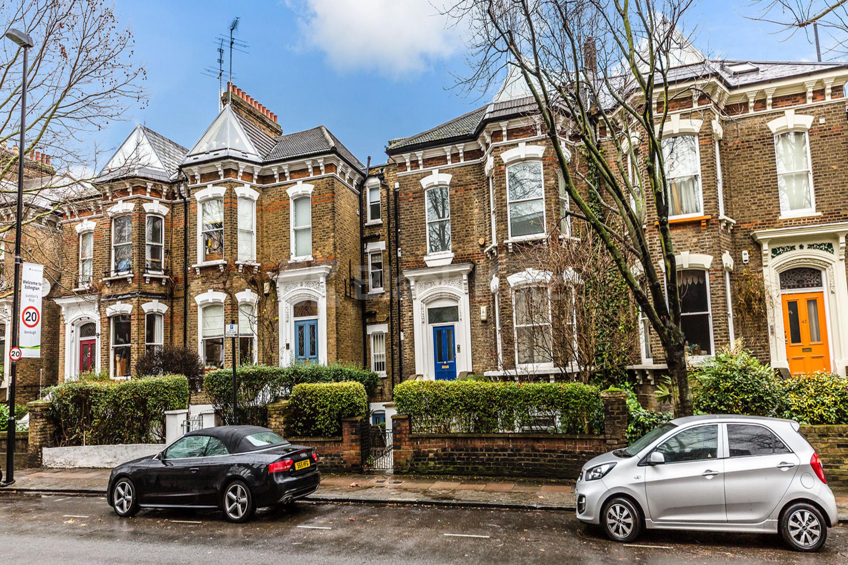 Spacious three double bedroom property set in a period conversion Hillmarton Road, Islington N7