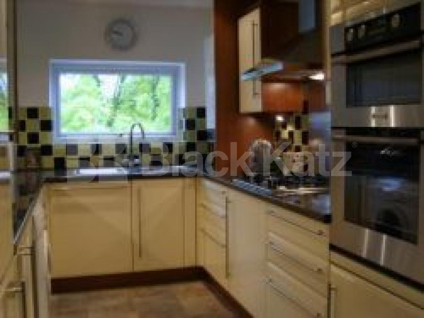 			2 Bedroom, 1 bath, 1 reception Flat			 Hillside Avenue, FRIERN BARNET N11