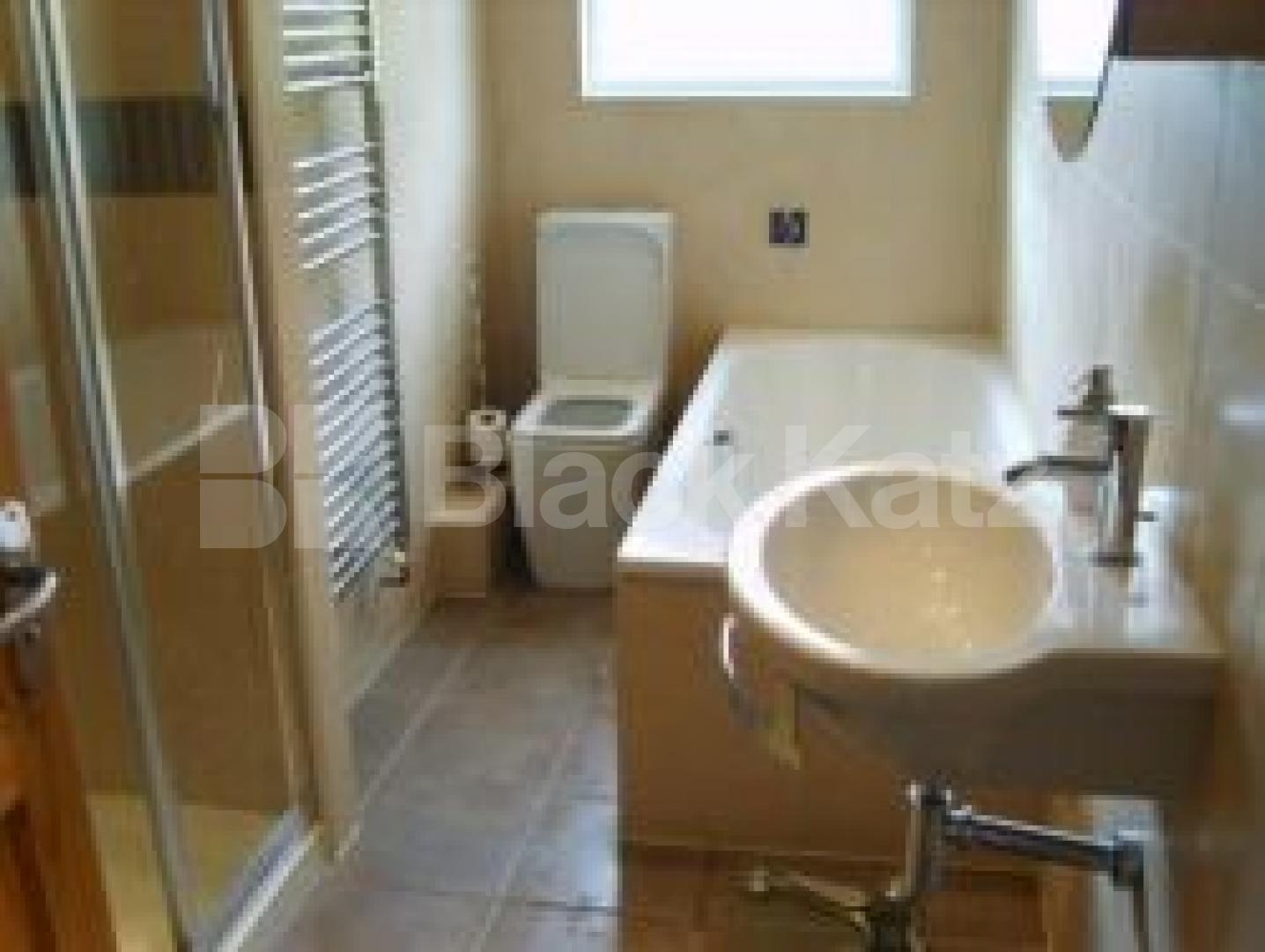 			2 Bedroom, 1 bath, 1 reception Flat			 Hillside Avenue, FRIERN BARNET N11