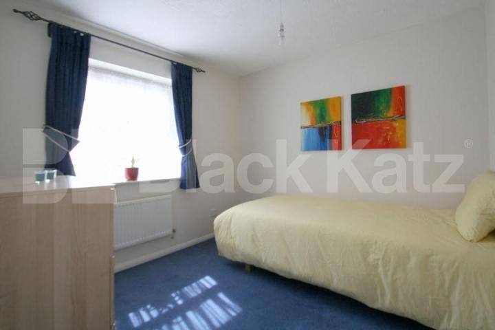 			Amazing House, 3 Bedroom, 1 bath, 1 reception Detached House			 Cheddar Close, FRIERN BARNET