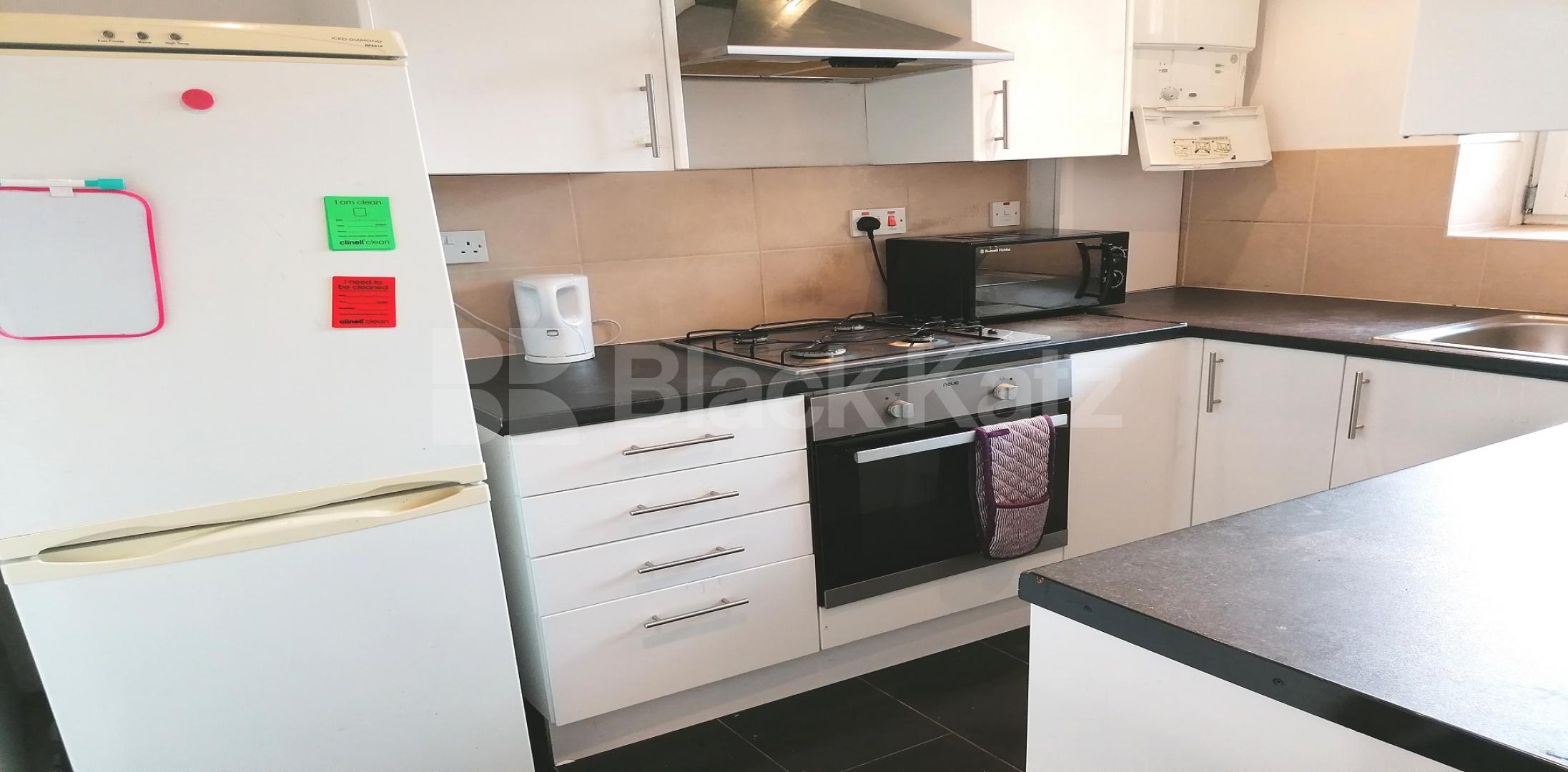 			LET , 2 Bedroom, 1 bath, 1 reception Apartment			 Harper Road , Borough/Elephant and Castle
