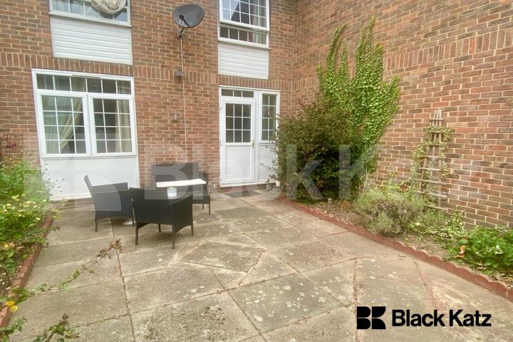 Spacious split level house with parking & charming patio garden Garratt Lane, Earlsfield