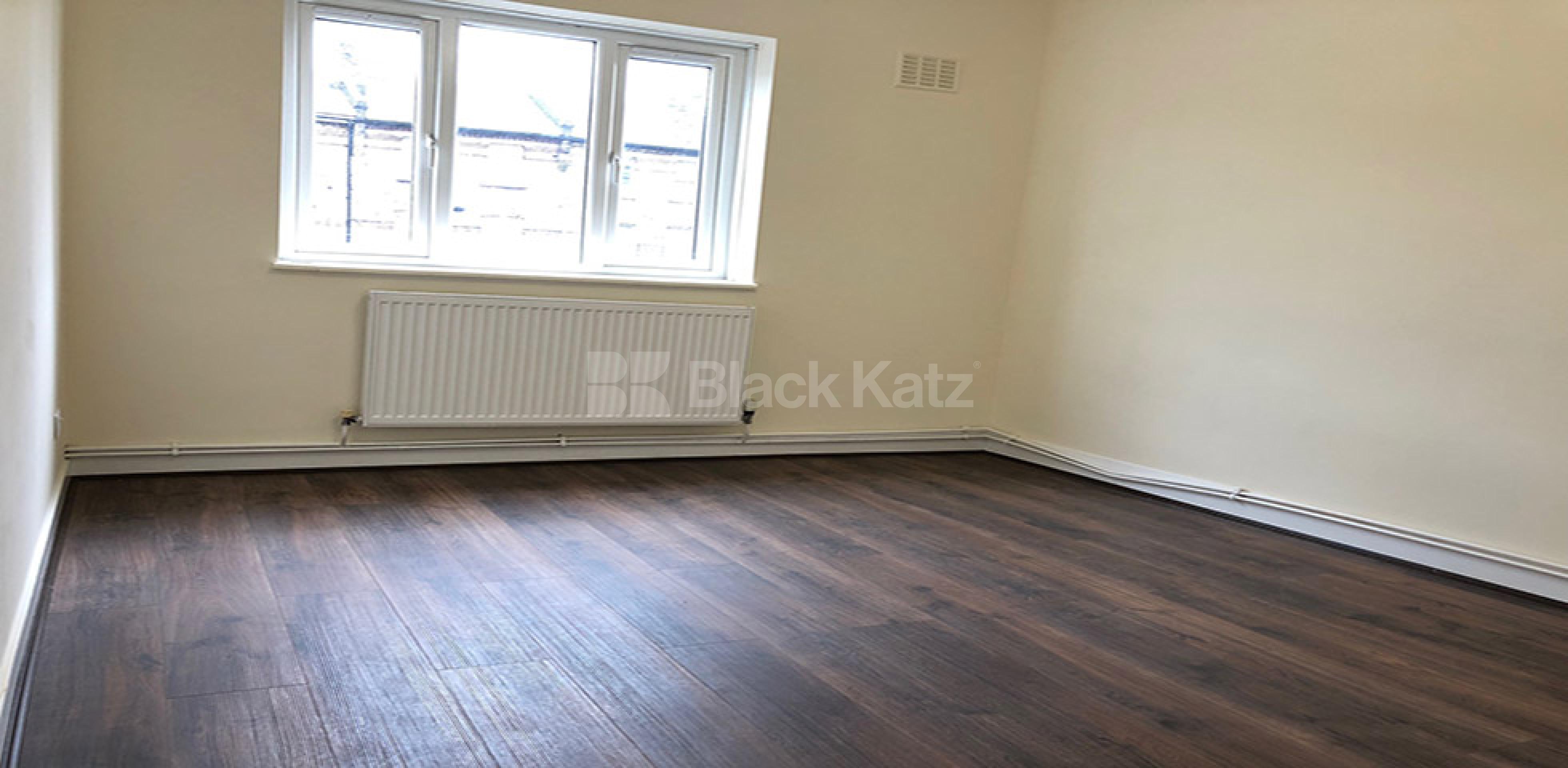 			GOOD FOR 2 SHARERS / LOUNGE CONVERT!, 1 Bedroom, 1 bath, 1 reception Flat			 Seven Sisters Road, HOLLOWAY N7