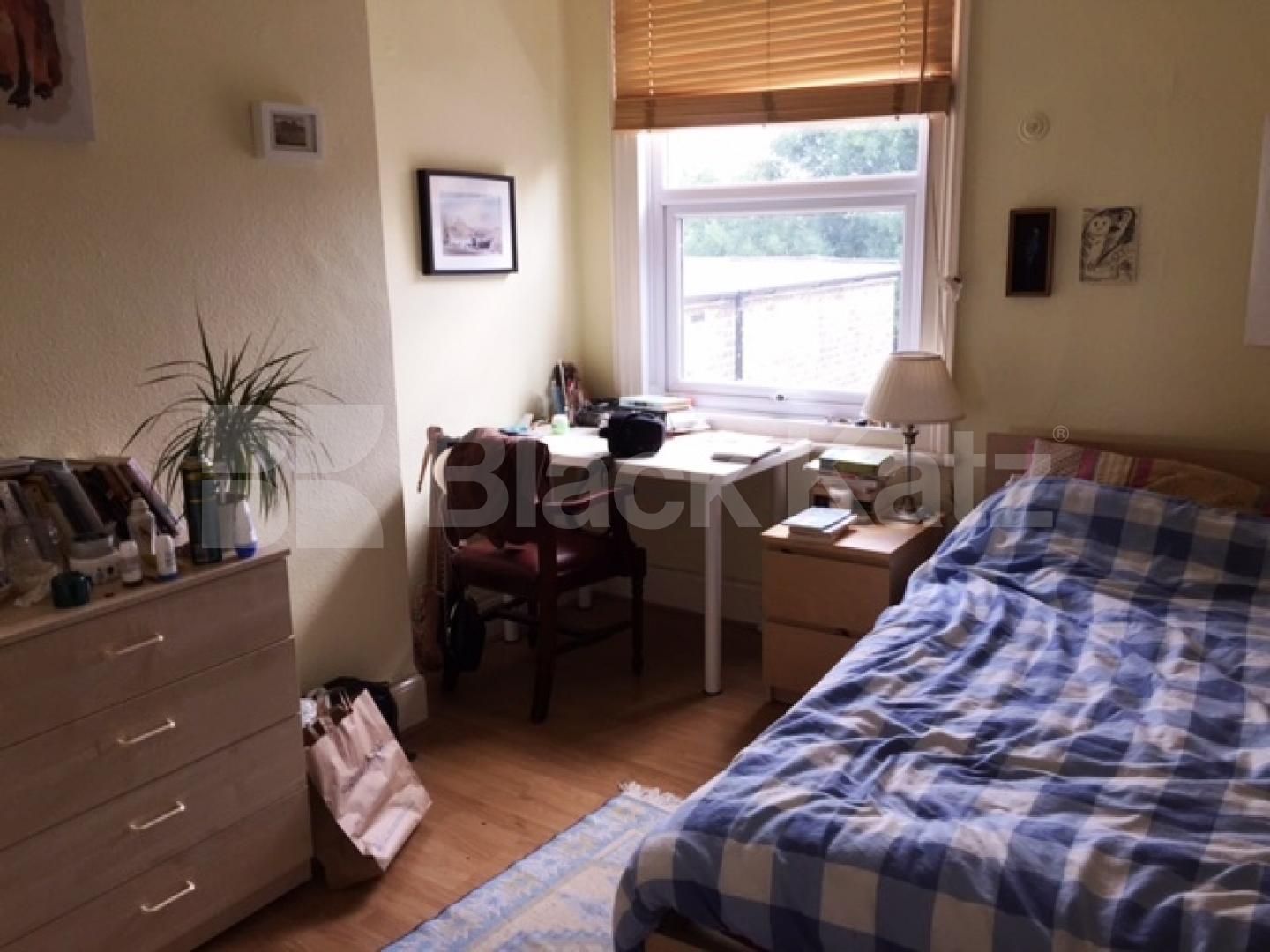 			2 Bedroom, 1 bath, 1 reception Flat			 Allison Road, TURNPIKE LANE N8