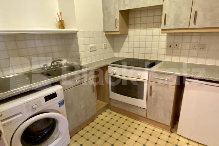 Benefiting from 24 Hour concierge, residents pool, gym & inclusive of rates  Metro Central Heights, Newington Causeway, Elephant & Castle