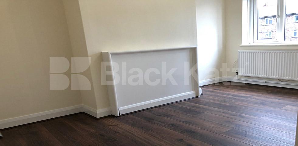 			GOOD FOR 2 SHARERS / LOUNGE CONVERT!, 1 Bedroom, 1 bath, 1 reception Flat			 Seven Sisters Road, HOLLOWAY