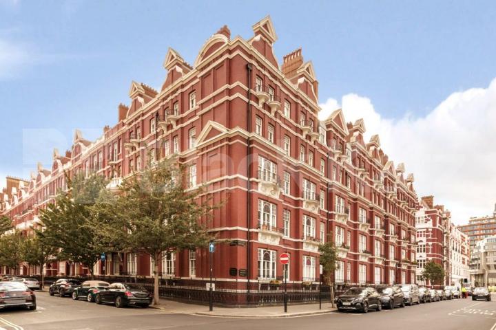 Huge 4 double bed apartment in a red brick mansion block mins to Hyde Park Chapel Street, Marylebone