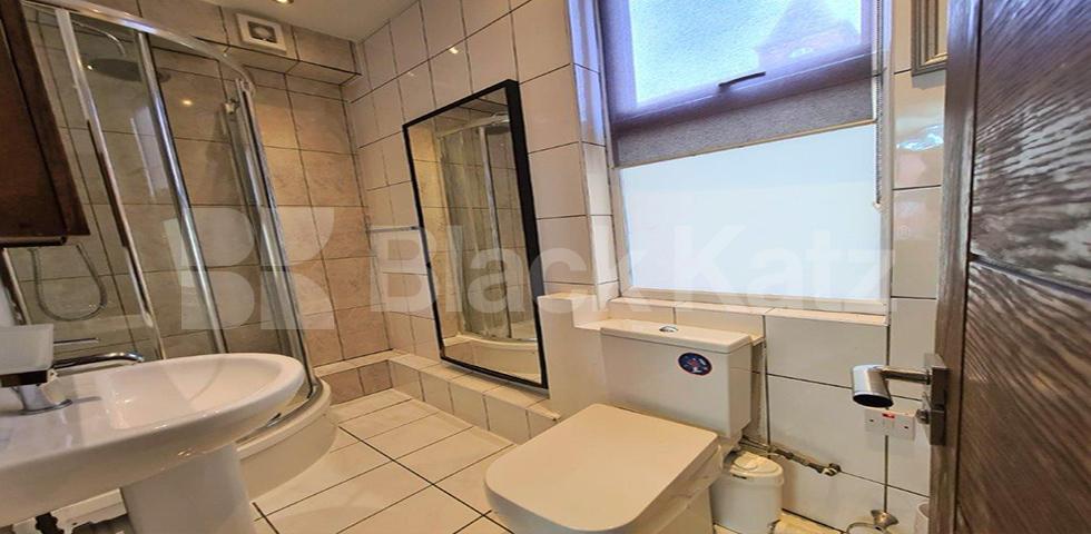 Spacious two bed mins to Camden Tube, Market and Regents Park Inverness Street, Camden