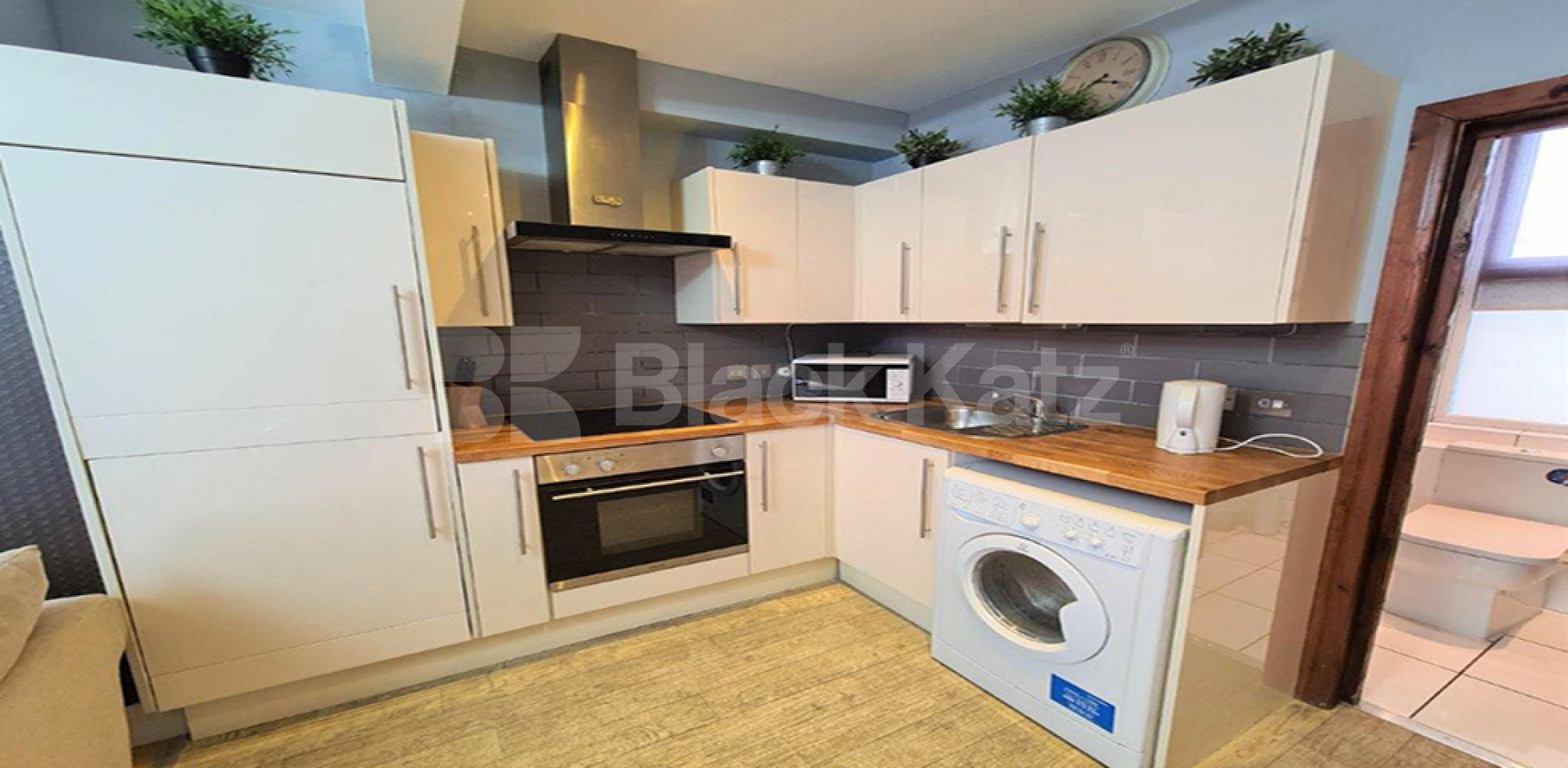 Spacious two bed mins to Camden Tube, Market and Regents Park Inverness Street, Camden