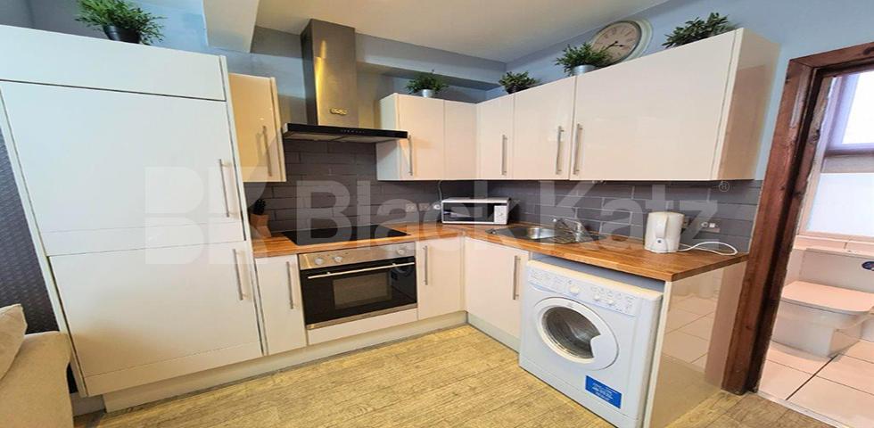 Spacious two bed mins to Camden Tube, Market and Regents Park Inverness Street, Camden