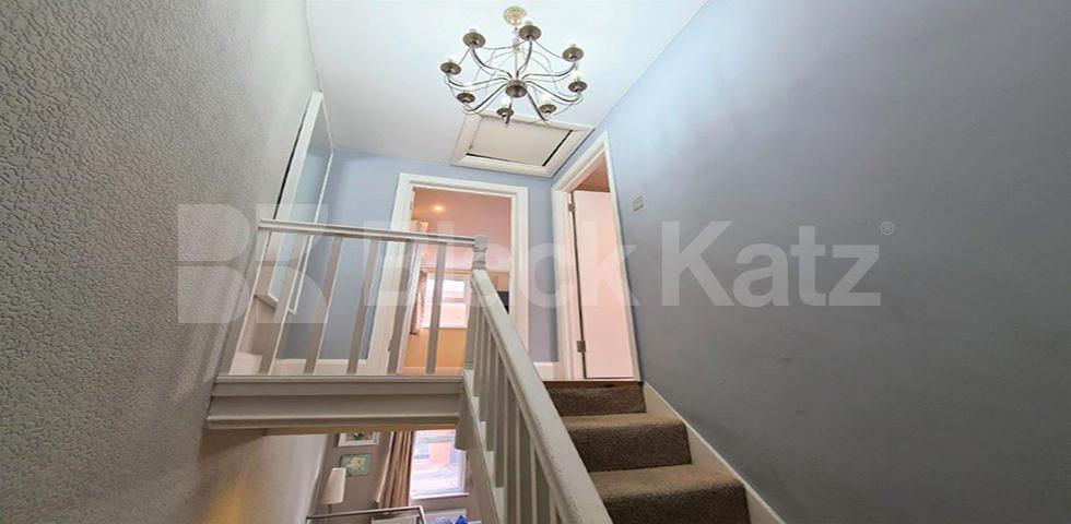 Spacious two bed mins to Camden Tube, Market and Regents Park Inverness Street, Camden