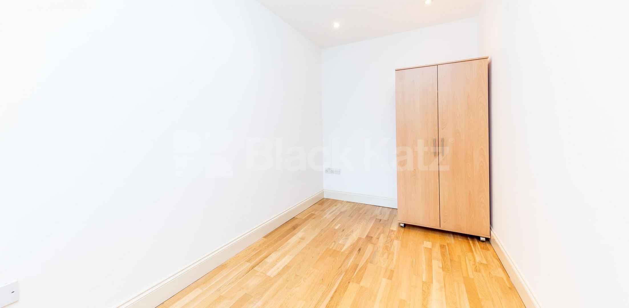 			Fantastic 2 bedroom apartment with terrace close to the tube and shops!, 2 Bedroom, 1 bath, 1 reception Apartment			 Myddleton Road, Bounds Green 