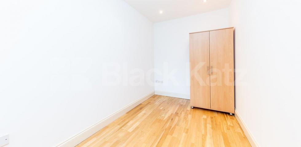 			Fantastic 2 bedroom apartment with terrace close to the tube and shops!, 2 Bedroom, 1 bath, 1 reception Apartment			 Myddleton Road, Bounds Green 