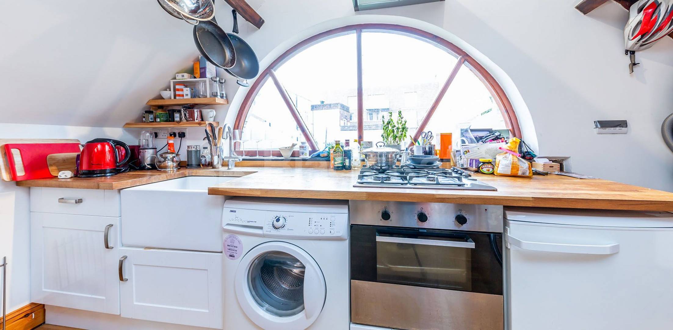 			NEW INSTRUCTION!, Studio Apartment, 1 bath, 1 reception Studio			 High Street, HORNSEY 