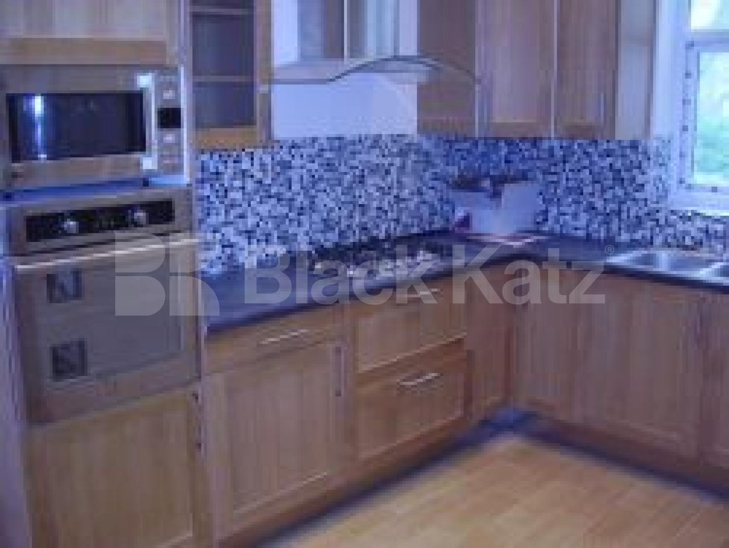 			5 Bedroom, 1 bath, 1 reception Flat			 Jennor Road, STOKE NEWINGTON N16