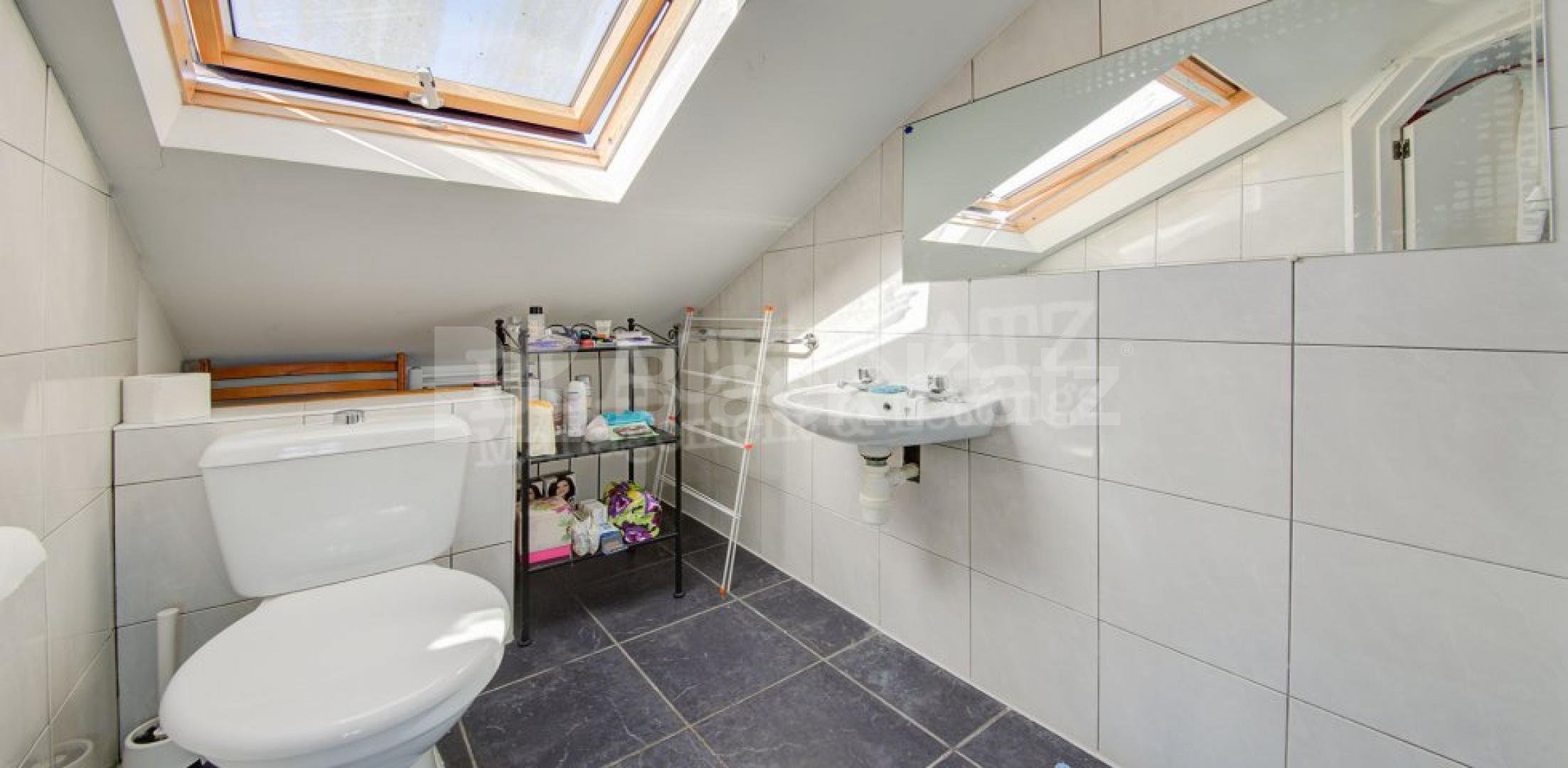 			New Instruction!, 3 Bedroom, 1 bath, 1 reception Flat			 Hanley Road , Finsbury Park / Crouch End