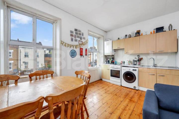 Stylish 3 Bed Apartment with Private Outdoor Space in Tufnell Park Junction Road, Archway