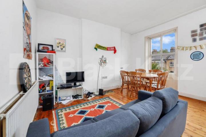 Stylish 3 Bed Apartment with Private Outdoor Space in Tufnell Park Junction Road, Archway
