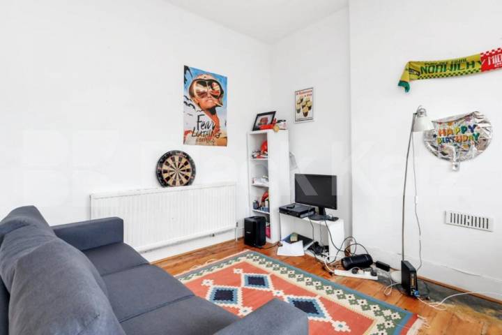 Stylish 3 Bed Apartment with Private Outdoor Space in Tufnell Park Junction Road, Archway