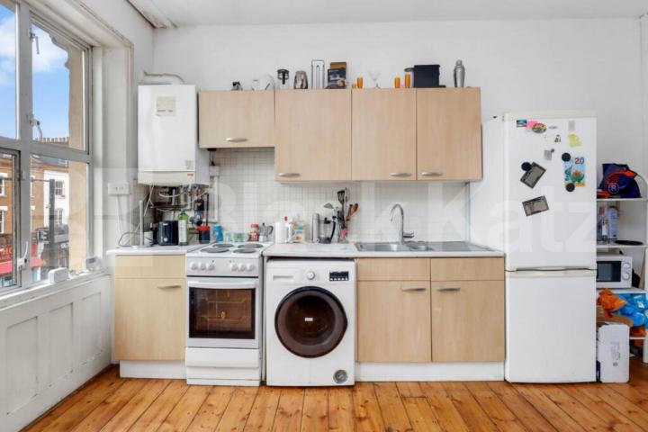 Stylish 3 Bed Apartment with Private Outdoor Space in Tufnell Park Junction Road, Archway