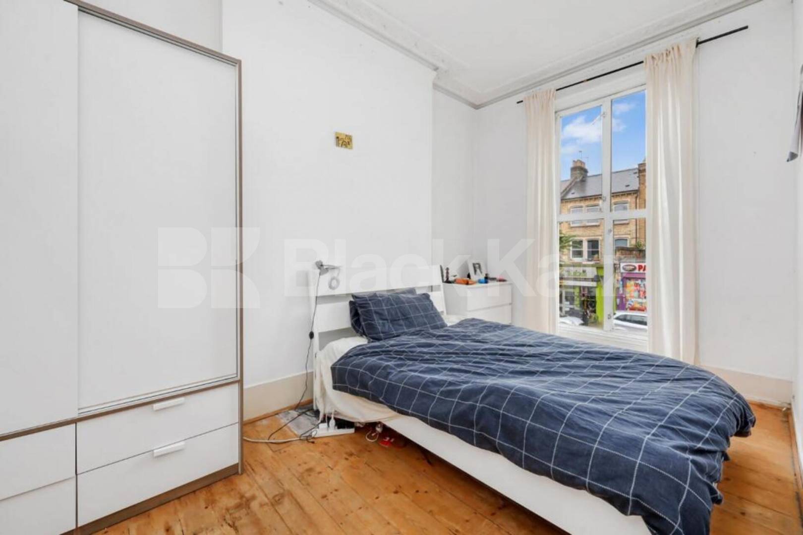 Stylish 3 Bed Apartment with Private Outdoor Space in Tufnell Park Junction Road, Archway