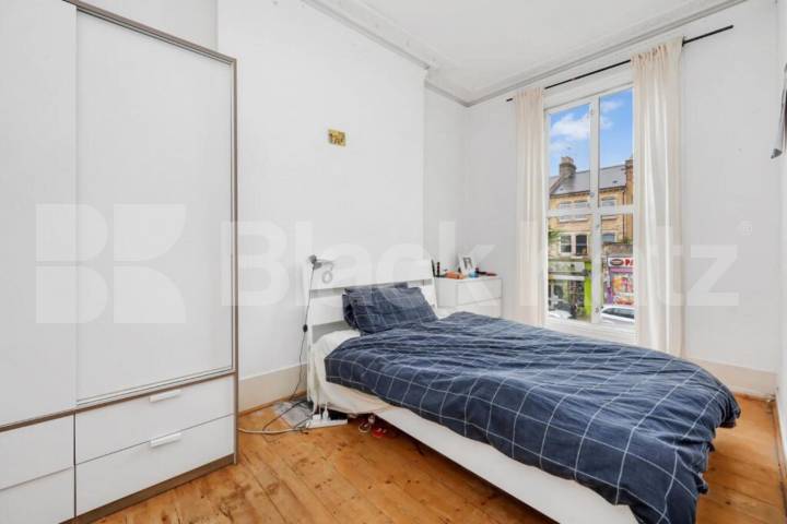 Stylish 3 Bed Apartment with Private Outdoor Space in Tufnell Park Junction Road, Archway