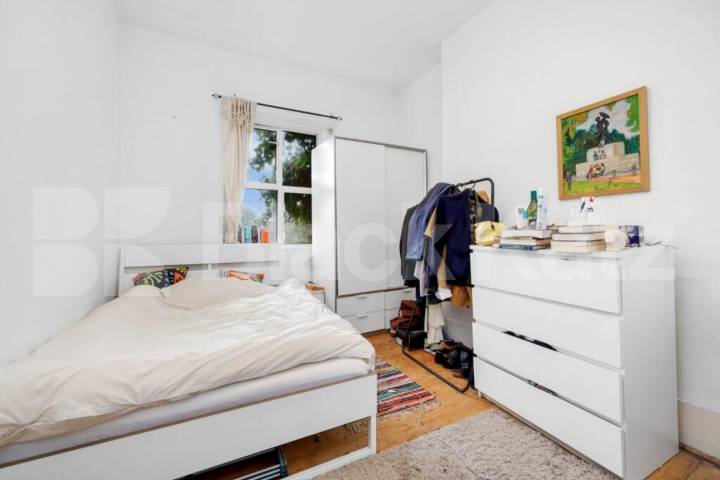 Stylish 3 Bed Apartment with Private Outdoor Space in Tufnell Park Junction Road, Archway