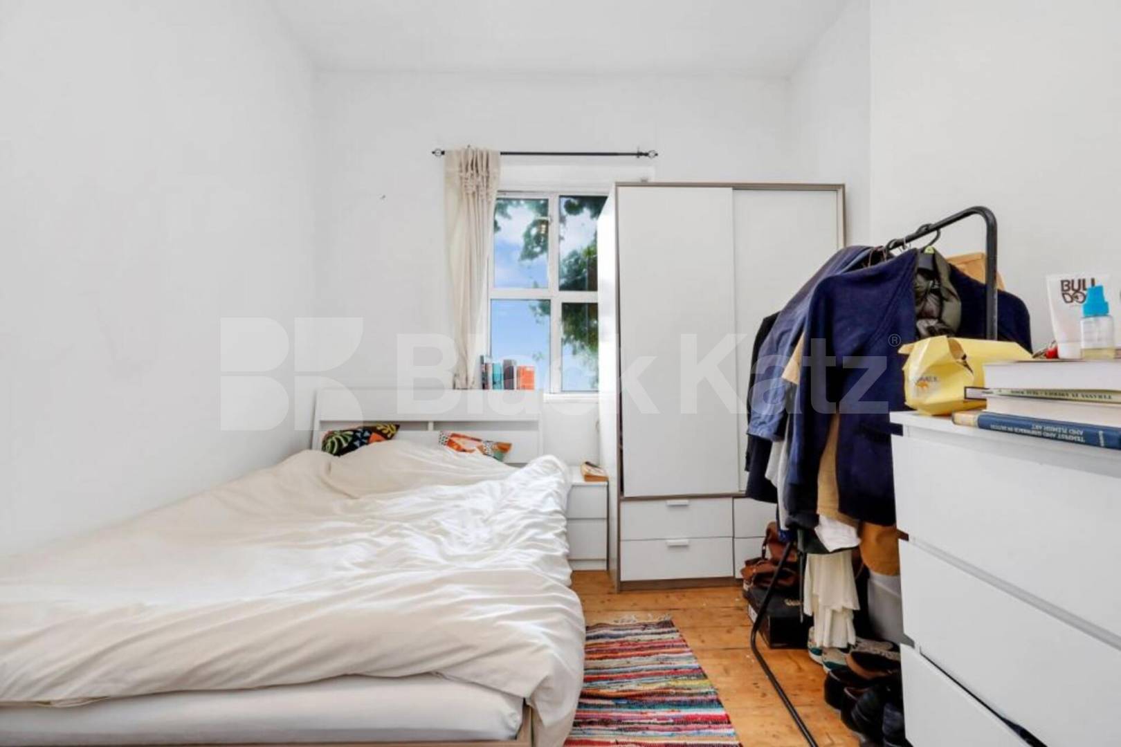 Stylish 3 Bed Apartment with Private Outdoor Space in Tufnell Park Junction Road, Archway