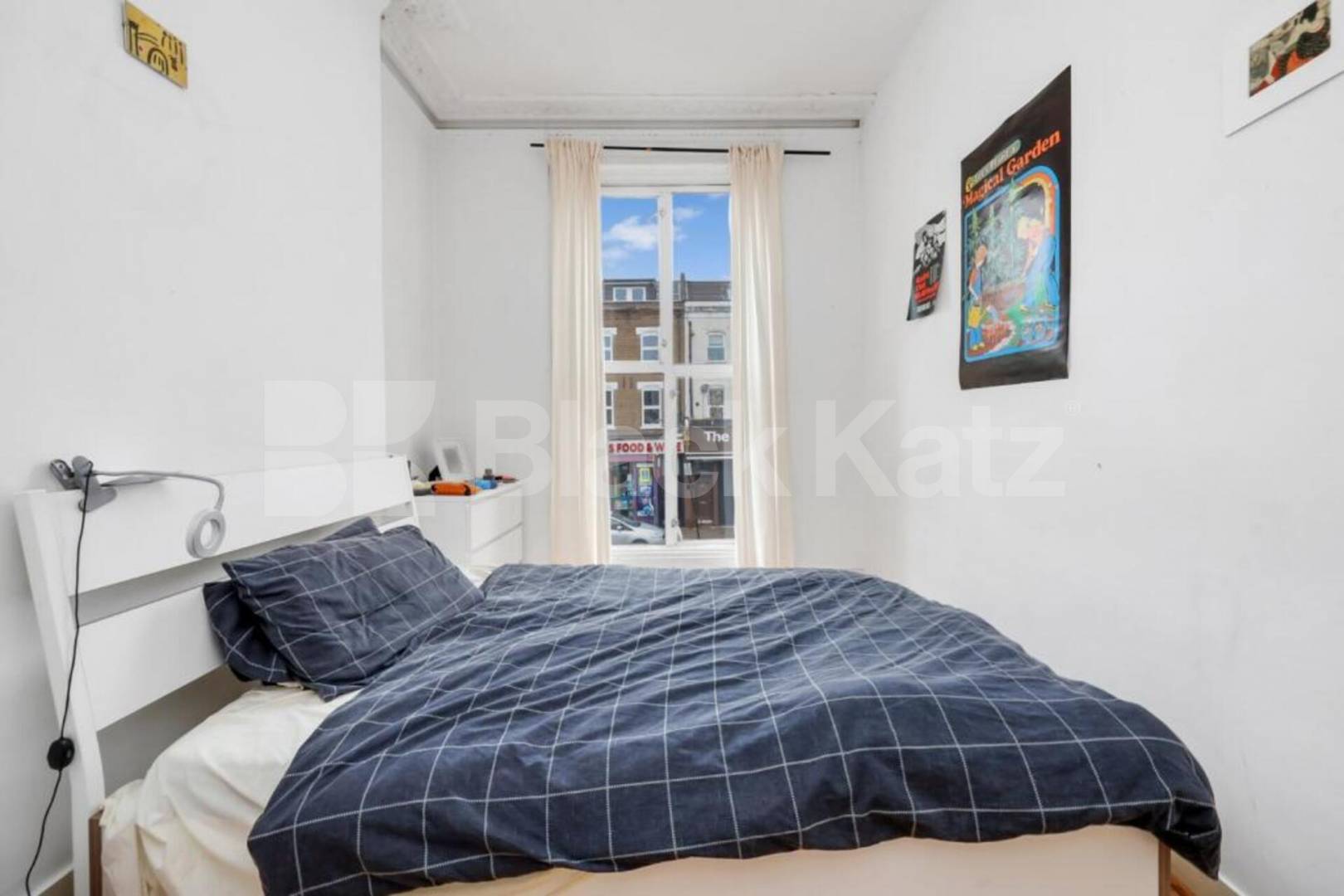 Stylish 3 Bed Apartment with Private Outdoor Space in Tufnell Park Junction Road, Archway