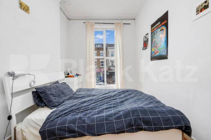 Stylish 3 Bed Apartment with Private Outdoor Space in Tufnell Park Junction Road, Archway
