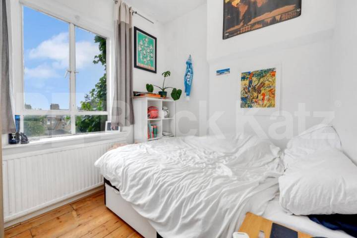Stylish 3 Bed Apartment with Private Outdoor Space in Tufnell Park Junction Road, Archway