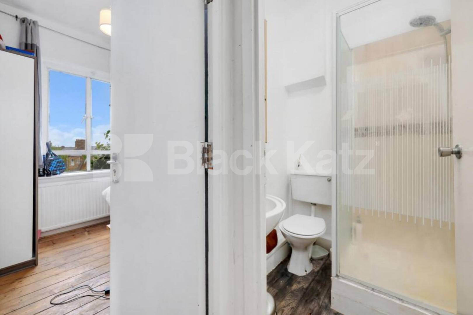 Stylish 3 Bed Apartment with Private Outdoor Space in Tufnell Park Junction Road, Archway