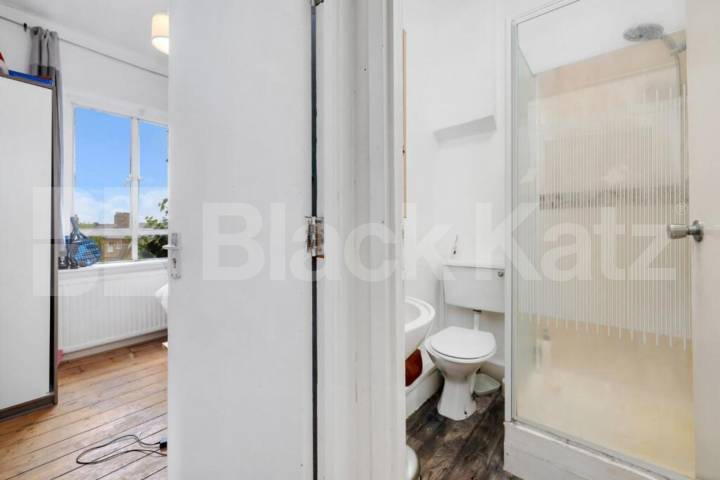 Stylish 3 Bed Apartment with Private Outdoor Space in Tufnell Park Junction Road, Archway