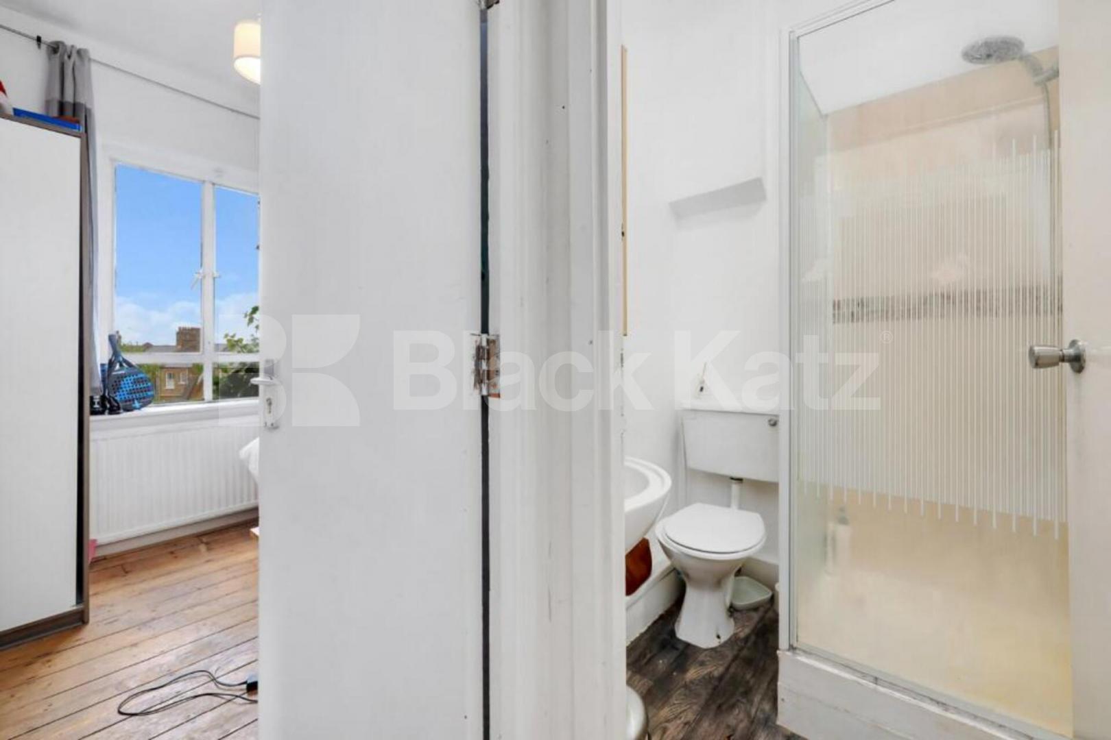 Stylish 3 Bed Apartment with Private Outdoor Space in Tufnell Park Junction Road, Archway
