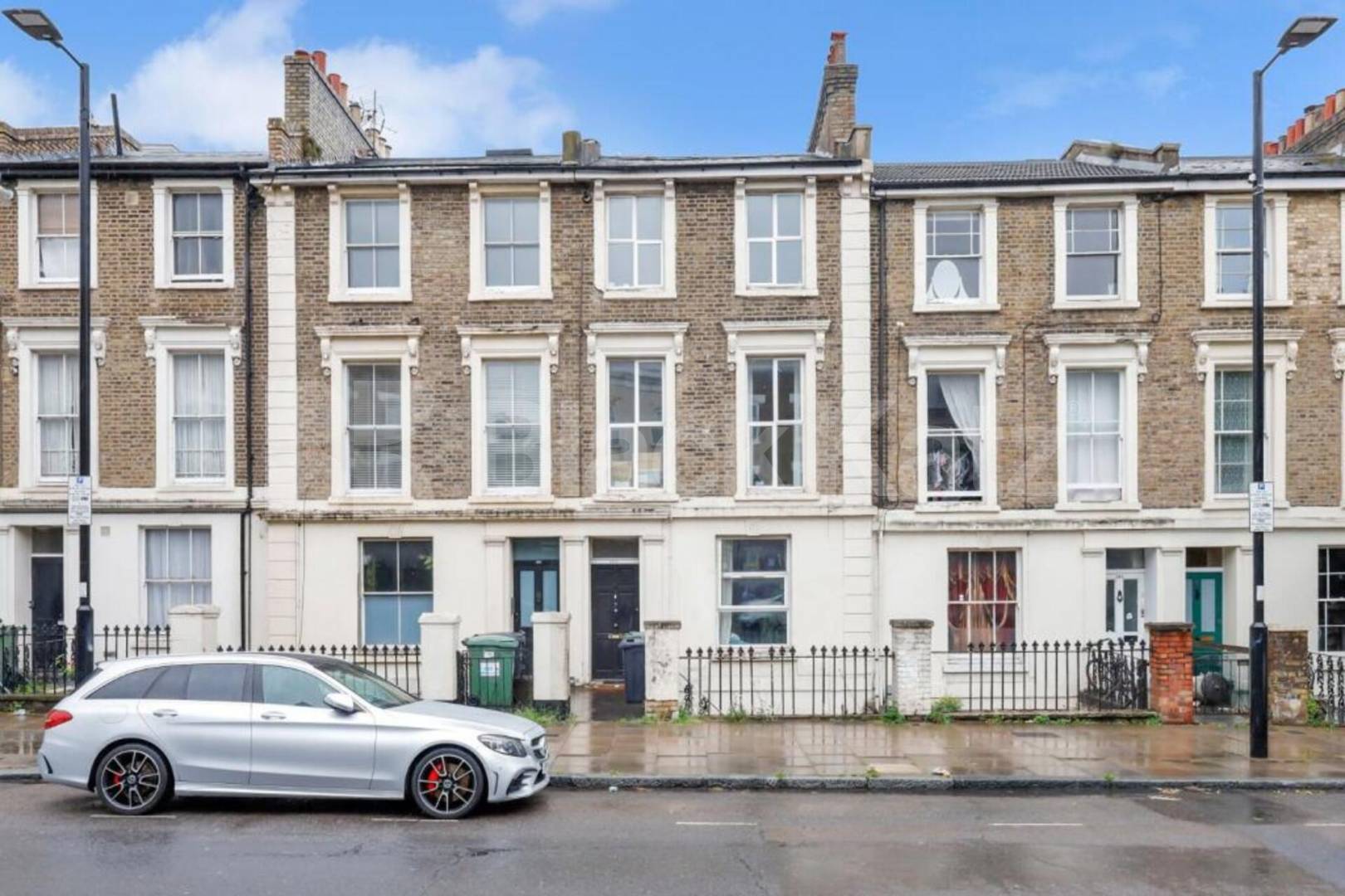 Stylish 3 Bed Apartment with Private Outdoor Space in Tufnell Park Junction Road, Archway