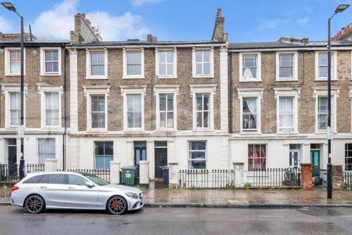 Stylish 3 Bed Apartment with Private Outdoor Space in Tufnell Park Junction Road, Archway