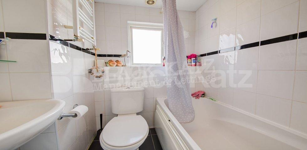 			New Instruction!, 3 Bedroom, 1 bath, 1 reception Flat			 Hanley Road , Finsbury Park / Crouch End