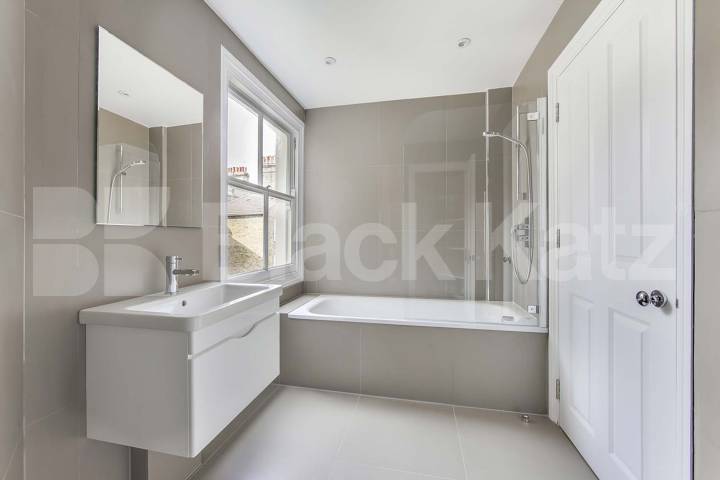 Triplex & offering 1160 Sq. Ft. of living & entertaining space Kendoa Road, Clapham