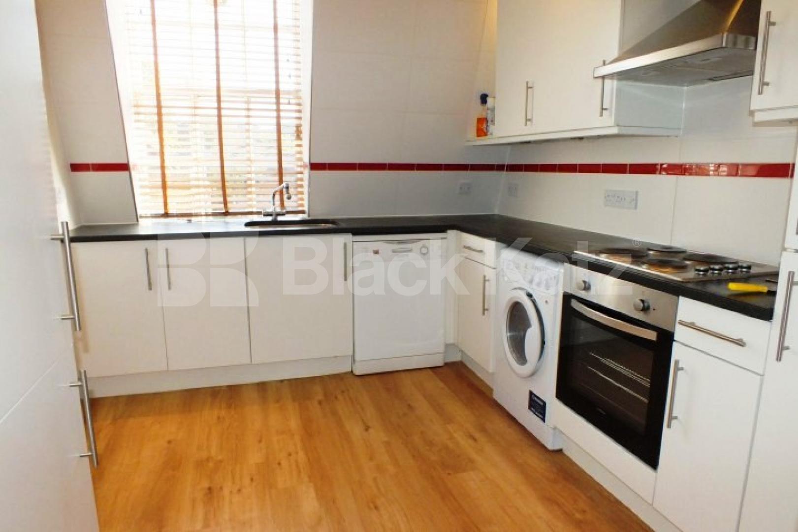 			LARGE 3 BED WITH MEZZANINE LEVEL!, 3 Bedroom, 1 bath, 1 reception Flat			 Frognal, HAMPSTEAD-FROGNAL