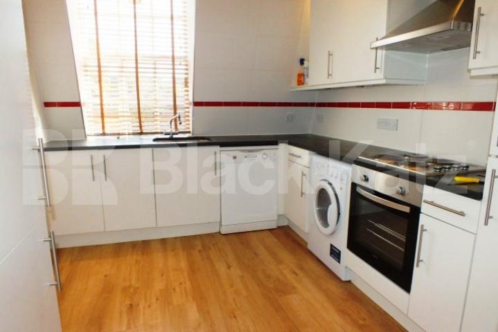 			LARGE 3 BED WITH MEZZANINE LEVEL!, 3 Bedroom, 1 bath, 1 reception Flat			 Frognal, HAMPSTEAD-FROGNAL