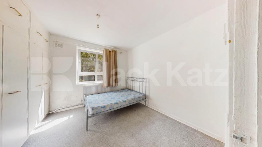 Spacious three bed with good size lounge in St Johns Wood Boundary Road, St Johns Wood